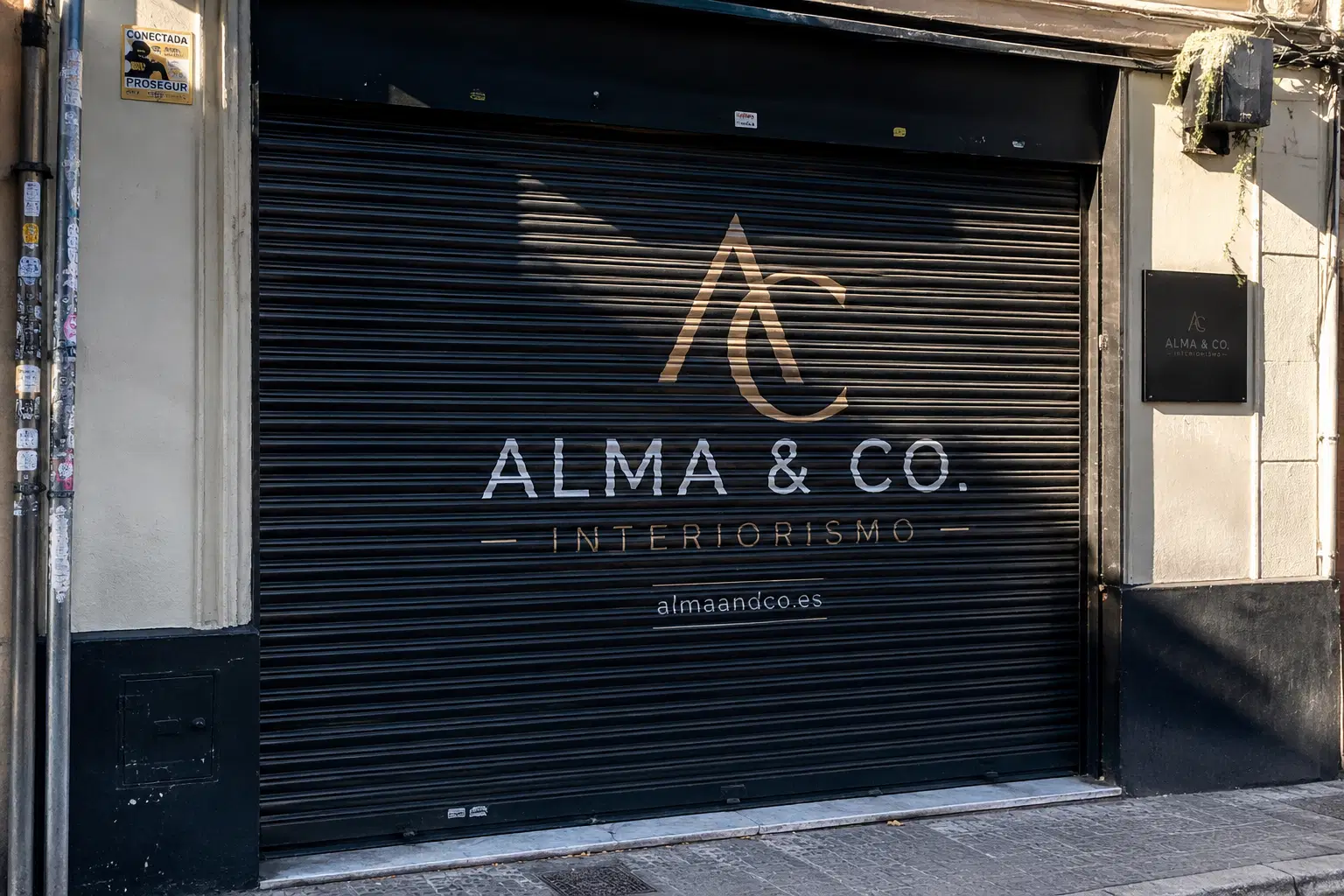 Persiana metálica renovada con pintura profesional Valencia